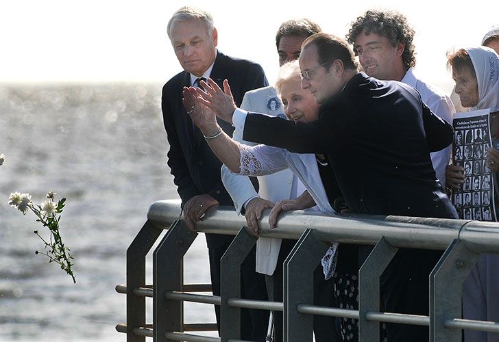 François Hollande junto a Estela de Carlotto titular de las Abuelas de Plaza de Mayo recorren el parque de la Memoria. 