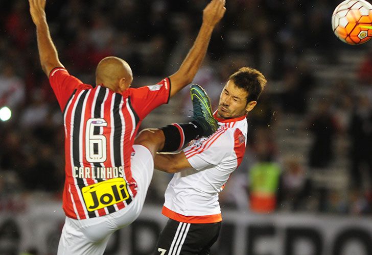 Rodrigo Mora intenta esquivar los tapones de Carlinhos en un ataque de River sobre el arco de Sao Paulo de Brasil. El encuentro terminó en empate. 