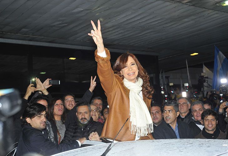 Cristina Fernández de Kirchner es recibida en el aeroparque de Buenos Aires por sus seguidores previo a  presentarse a declarar en los tribunales de Comodoro Py. 