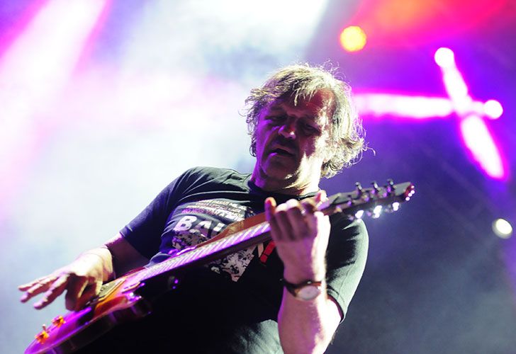 El cineasta y músico Emir Kusturica se presentó en Buenos Aires con al  The No Smoking Orchestra en dos intensas horas de concierto. 