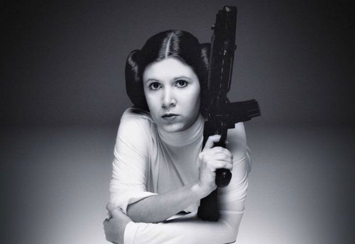 Carrie Fisher. Nacida el 21 de octubre de 1956 en Beverly Hills, Estados Unidos, y fallecida el 27 de diciembre de 2016 en Los Ángeles. Actriz, escritora y guionista estadounidense de cine y televisión, conocida por interpretar a la princesa Leia Organa en la saga de Star Wars.