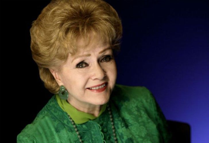 Debbie Reynolds. Nacida el 1 de abril de 1932 en El Paso, Texas, Estados Unidos, y fallecida el 28 de diciembre de 2016 en Los Ángeles. Actriz y cantante estadounidense, madre de la también actriz Carrie Fisher y protagonista de "Cantando bajo la lluvia".