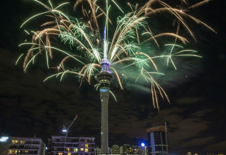 Los fuegos artificiales de la Torre de Auckland en Nueva Zelanda con la llegada del 2017.