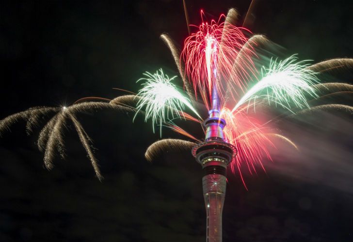 Los fuegos artificiales de la Torre de Auckland en Nueva Zelanda con la llegada del 2017.