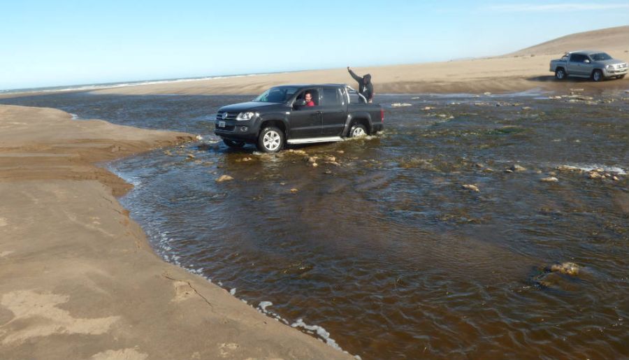 vadeando-el-cristiano-muerto-por-la-playa