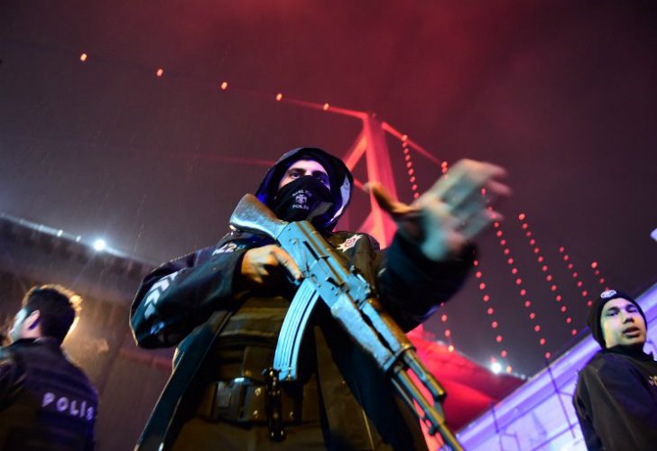 Atentado en discoteca de Estambul: 39 muertos.