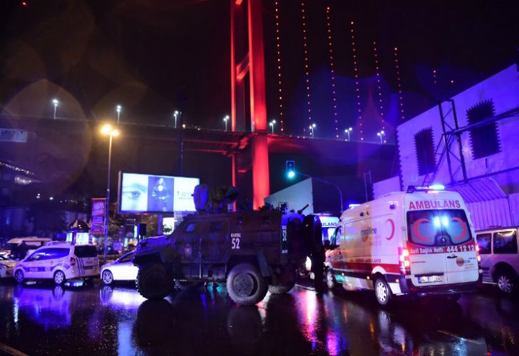 Atentado en discoteca de Estambul: 39 muertos.
