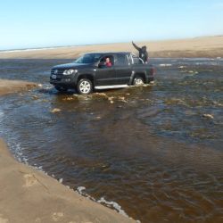 vadeando-el-cristiano-muerto-por-la-playa