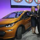 pamela-fletcher-ingeniera-en-jefe-ejecutive-chief-engineer-of-autonomous-electrified-vehicles-and-new-technology-and-josh-tavel-chief-engineer-of-the-chevy-bolt-accept-the-award-for-car-of-the-year-award
