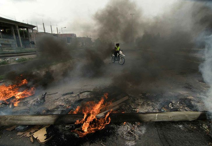 Vecinos realizan cortes y protestas en reclamo de la restitución del servicio de energía eléctrica, en Camino Negro, a la altura del partido de Lomas de Zamora.