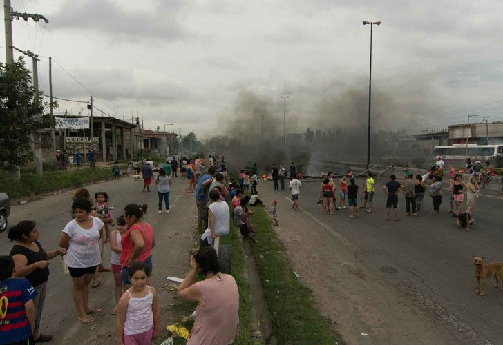 Vecinos realizan cortes y protestas en reclamo de la restitución del servicio de energía eléctrica, en Camino Negro, a la altura del partido de Lomas de Zamora.