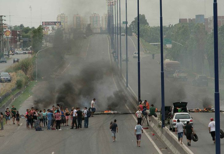 Vecinos realizan cortes y protestas en reclamo de la restitución del servicio de energía eléctrica, en Camino Negro, a la altura del partido de Lomas de Zamora.