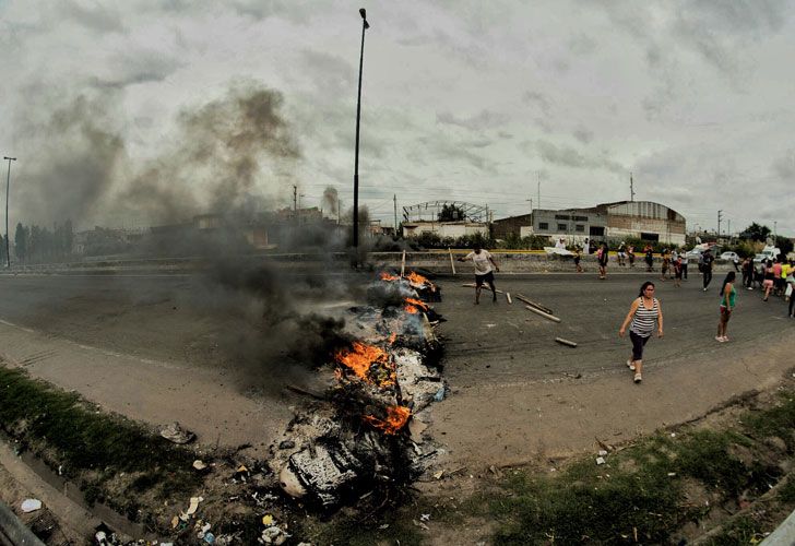 Vecinos realizan cortes y protestas en reclamo de la restitución del servicio de energía eléctrica, en Camino Negro, a la altura del partido de Lomas de Zamora.