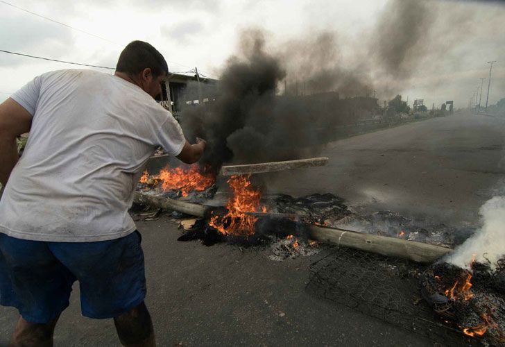 Vecinos realizan cortes y protestas en reclamo de la restitución del servicio de energía eléctrica, en Camino Negro, a la altura del partido de Lomas de Zamora.