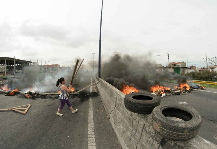 Vecinos realizan cortes y protestas en reclamo de la restitución del servicio de energía eléctrica, en Camino Negro, a la altura del partido de Lomas de Zamora.