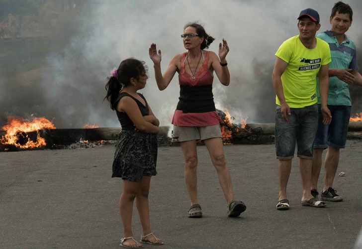 Vecinos realizan cortes y protestas en reclamo de la restitución del servicio de energía eléctrica, en Camino Negro, a la altura del partido de Lomas de Zamora.