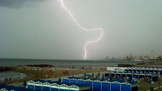 Tormenta eléctrica en la costa