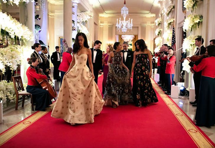 Michelle junto a sus hijas, Malia y Sasha camino a la cena de honor del primer ministro de Canadá, Justin Trudeau.