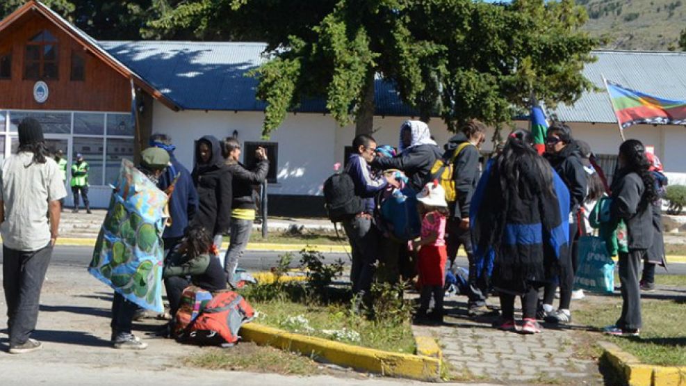 Los grupos mapuches se concentraron frente a Esquel, donde se produjeron detenciones.