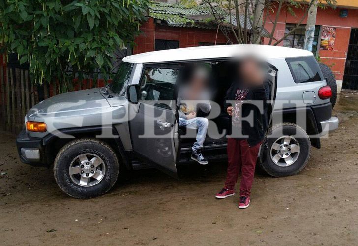 SIN LÍMITES. J.T. (a la derecha en la foto con la camioneta 4x4 Toyota Cruiser) y J.E.G. (el del tatuaje de “Mi Familia”) y son dos de los tres hijos que tiene tiene el capo narco “Marcos”. En las redes sociales exhiben sin pudor sus autos de alta gama, motos y joyas.