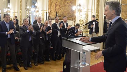 aplausos, si. El gobernador Gutiérrez, Remy (Dow), el sindicalista Pereyra, el ministro Aranguren y Alejandro y Marcos Bulgheroni (PAE), celebran a Macri.