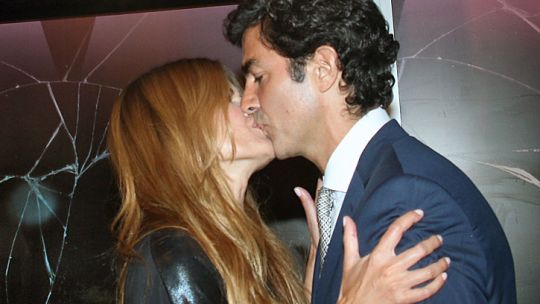 juntos. Fuera de la ficción, Macedo sólo besa a Urtubey.