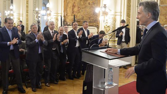 aplausos, si. El gobernador Gutiérrez, Remy (Dow), el sindicalista Pereyra, el ministro Aranguren y Alejandro y Marcos Bulgheroni (PAE), celebran a Macri.