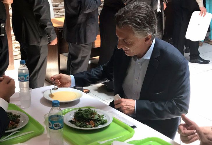 Macri almorzando en el comedor de Casa Rosada