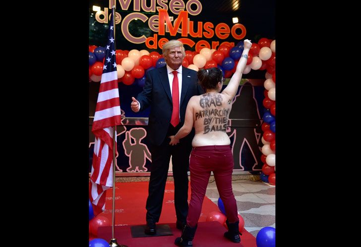 La militante del grupo Femen, conocido por sus espectaculares acciones, irrumpió en la inauguración de la estatua de cera de Trump.