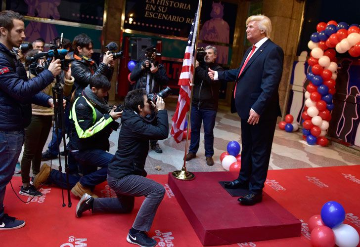 La militante del grupo Femen, conocido por sus espectaculares acciones, irrumpió en la inauguración de la estatua de cera de Trump.