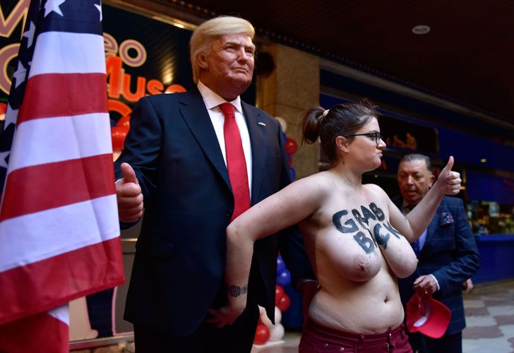 La militante del grupo Femen, conocido por sus espectaculares acciones, irrumpió en la inauguración de la estatua de cera de Trump.