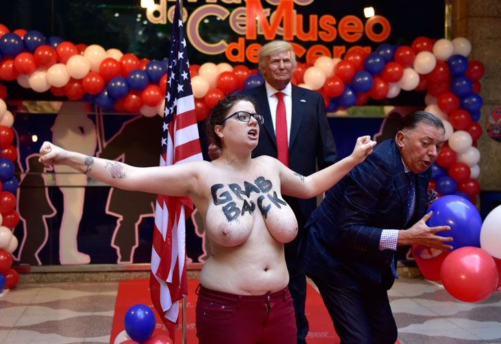 La militante del grupo Femen, conocido por sus espectaculares acciones, irrumpió en la inauguración de la estatua de cera de Trump.