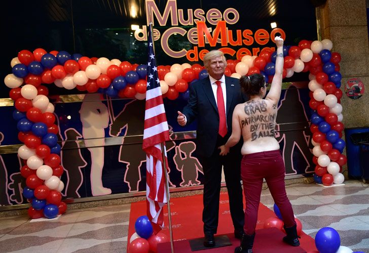 La militante del grupo Femen, conocido por sus espectaculares acciones, irrumpió en la inauguración de la estatua de cera de Trump.