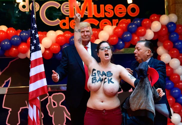 La militante del grupo Femen, conocido por sus espectaculares acciones, irrumpió en la inauguración de la estatua de cera de Trump.