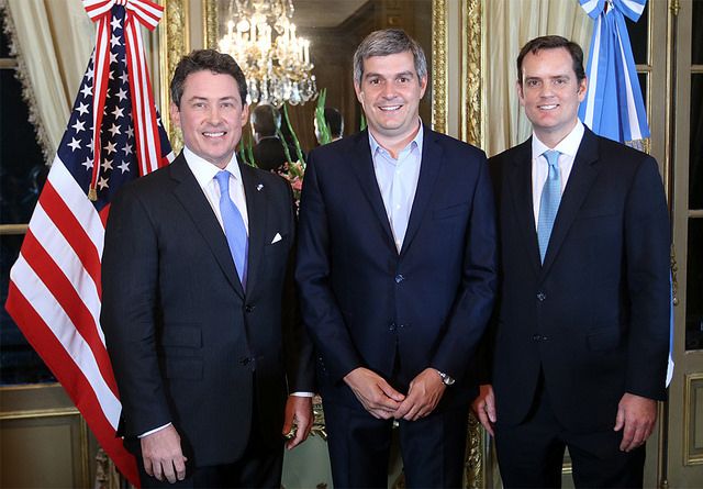 El saliente embajador de Estados Unidos, Noah Mamet, junto al jefe de Gabinete, Marcos Peña. 