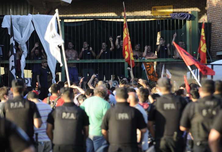 Trabajadores de AGR tomaron la planta gráfica y fueron desalojados por las fuerzas de seguridad.