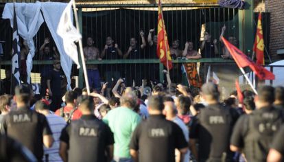 Trabajadores de AGR tomaron la planta gráfica y fueron desalojados por las fuerzas de seguridad.