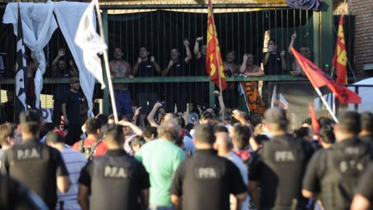 Trabajadores de AGR tomaron la planta gráfica y fueron desalojados por las fuerzas de seguridad.