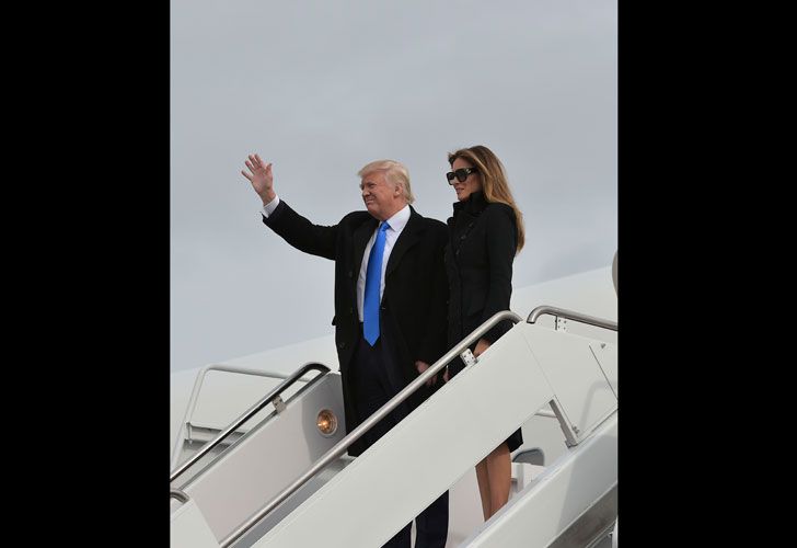 Donald y Melania Trump a punto de decender en la base aérea