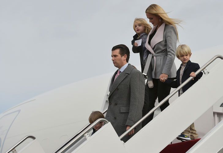 Donald Trump Jr, su esposa Vanessa y los hijos de ambos.