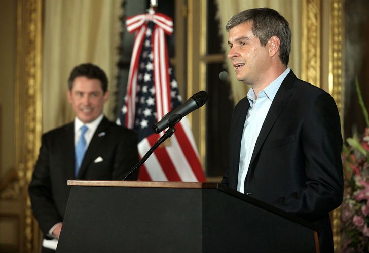 El embajador saliente de EE.UU. junto al jefe de Gabinete, Marcos Peña. 