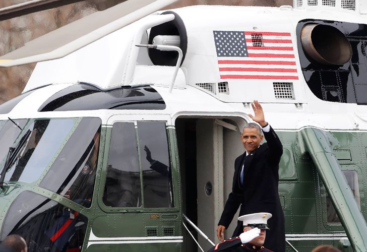 Barak Obama sube al helicóptero y se despide.