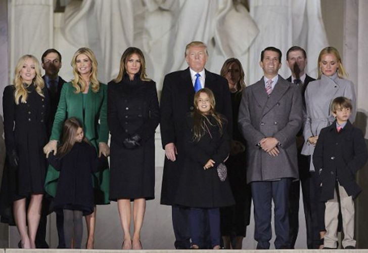 El flamante presidente Donald Trump acompañado por su familia. 