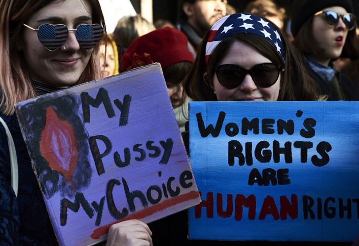 Manifestantes protestan en el National Mall en Washington, DC, por la Marcha de Mujeres el 21 de enero de 2017. Cientos de miles de manifestantes encabezados por grupos de derechos de las mujeres demostraron en todo Estados Unidos enviar un mensaje desafiante al presidente de los Estados Unidos, Donald Trump.