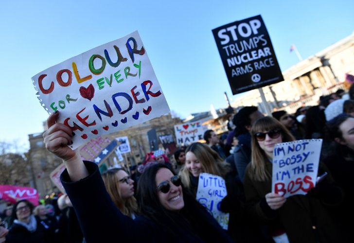 Los manifestantes tienen pancartas durante la Marcha de Mujeres en Trafalgar Square, Londres, el 21 de enero de 2017, como parte de un día mundial de protestas contra el nuevo presidente de los Estados Unidos, Donald Trump. Miles de personas marcharon a través del centro de Londres el 21 de enero como parte de un día mundial de protestas contra el nuevo presidente de EE.UU. Donald Trump y sus comentarios despectivos sobre las mujeres. La muchedumbre en gran parte femenina, que también tenía muchos hombres y niños, marchó de la embajada de los EEUU a la plaza de Trafalgar, cantando el "trump Trump" y agitando las banderas que exigían iguales derechos.