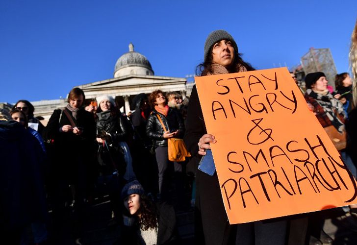 Los manifestantes tienen pancartas durante la Marcha de Mujeres en Trafalgar Square, Londres, el 21 de enero de 2017, como parte de un día mundial de protestas contra el nuevo presidente de los Estados Unidos, Donald Trump. Miles de personas marcharon a través del centro de Londres el 21 de enero como parte de un día mundial de protestas contra el nuevo presidente de EE.UU. Donald Trump y sus comentarios despectivos sobre las mujeres. La muchedumbre en gran parte femenina, que también tenía muchos hombres y niños, marchó de la embajada de los EEUU a la plaza de Trafalgar, cantando el "trump Trump" y agitando las banderas que exigían iguales derechos.