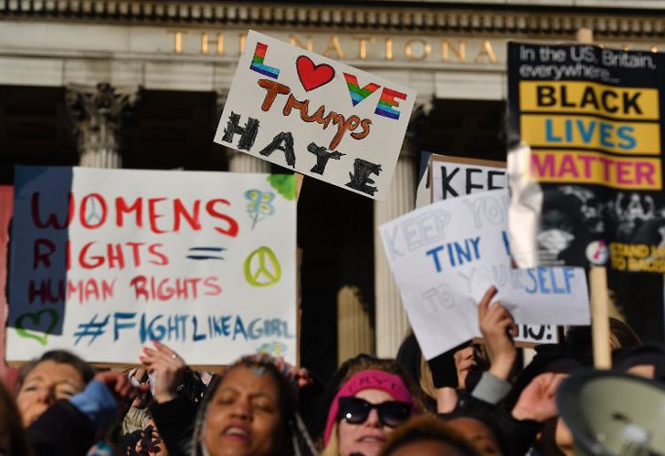 Los manifestantes tienen pancartas durante la Marcha de Mujeres en Trafalgar Square, Londres, el 21 de enero de 2017, como parte de un día mundial de protestas contra el nuevo presidente de los Estados Unidos, Donald Trump. Miles de personas marcharon a través del centro de Londres el 21 de enero como parte de un día mundial de protestas contra el nuevo presidente de EE.UU. Donald Trump y sus comentarios despectivos sobre las mujeres. La muchedumbre en gran parte femenina, que también tenía muchos hombres y niños, marchó de la embajada de los EEUU a la plaza de Trafalgar, cantando el "trump Trump" y agitando las banderas que exigían iguales derechos.