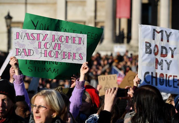 Los manifestantes tienen pancartas durante la Marcha de Mujeres en Trafalgar Square, Londres, el 21 de enero de 2017, como parte de un día mundial de protestas contra el nuevo presidente de los Estados Unidos, Donald Trump. Miles de personas marcharon a través del centro de Londres el 21 de enero como parte de un día mundial de protestas contra el nuevo presidente de EE.UU. Donald Trump y sus comentarios despectivos sobre las mujeres. La muchedumbre en gran parte femenina, que también tenía muchos hombres y niños, marchó de la embajada de los EEUU a la plaza de Trafalgar, cantando el "trump Trump" y agitando las banderas que exigían iguales derechos.