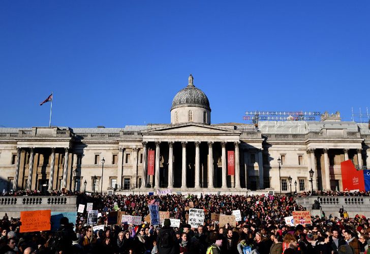 Los manifestantes tienen pancartas durante la Marcha de Mujeres en Trafalgar Square, Londres, el 21 de enero de 2017, como parte de un día mundial de protestas contra el nuevo presidente de los Estados Unidos, Donald Trump. Miles de personas marcharon a través del centro de Londres el 21 de enero como parte de un día mundial de protestas contra el nuevo presidente de EE.UU. Donald Trump y sus comentarios despectivos sobre las mujeres. La muchedumbre en gran parte femenina, que también tenía muchos hombres y niños, marchó de la embajada de los EEUU a la plaza de Trafalgar, cantando el "trump Trump" y agitando las banderas que exigían iguales derechos.