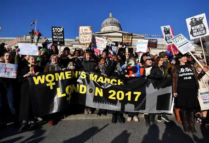 Los manifestantes tienen pancartas durante la Marcha de Mujeres en Trafalgar Square, Londres, el 21 de enero de 2017, como parte de un día mundial de protestas contra el nuevo presidente de los Estados Unidos, Donald Trump. Miles de personas marcharon a través del centro de Londres el 21 de enero como parte de un día mundial de protestas contra el nuevo presidente de EE.UU. Donald Trump y sus comentarios despectivos sobre las mujeres. La muchedumbre en gran parte femenina, que también tenía muchos hombres y niños, marchó de la embajada de los EEUU a la plaza de Trafalgar, cantando el "trump Trump" y agitando las banderas que exigían iguales derechos.